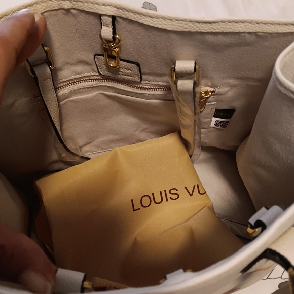 Handbag - Picture 2 of 2